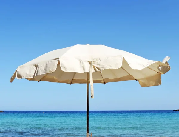 Sunshade on the beach — Stock Photo, Image