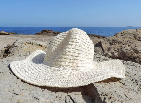 Белая шляпа на море — стоковое фото