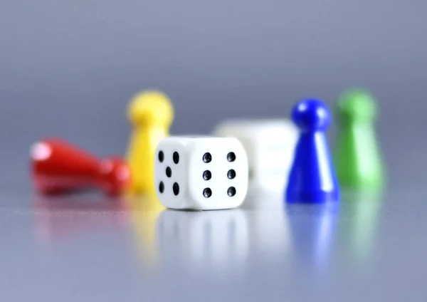 Playing pieces and dice, studio shot — Stock Photo, Image