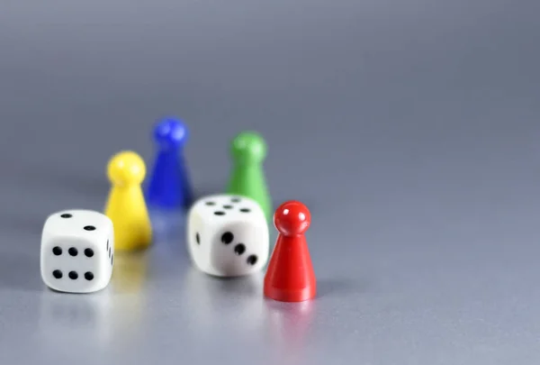 Playing pieces and dice, studio shot — Stock Photo, Image