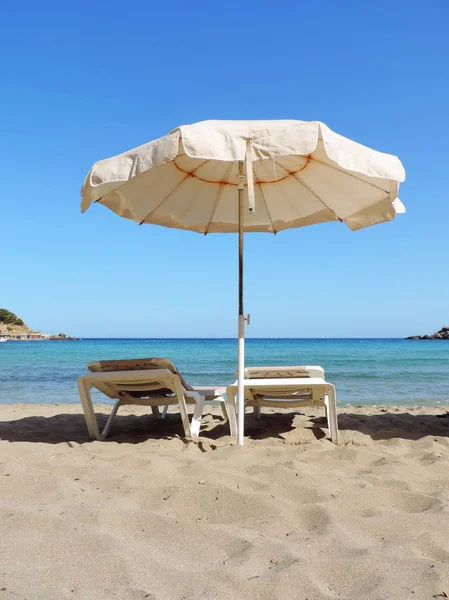 Güneş şemsiyesi ve plaj sandalye