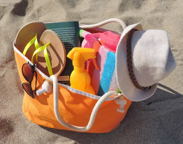 Bolso de playa en la playa — Foto de Stock