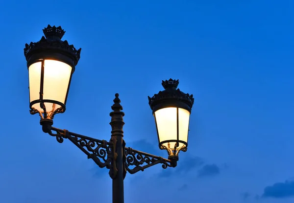 Ferforje, antika sokak lambası — Stok fotoğraf