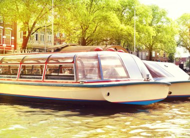 Bir nehir üzerinde tur tekneleri.