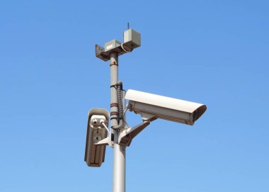 Güvenlik kameraları ve mavi gökyüzü