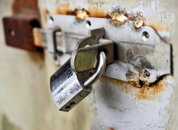 Cadeado enferrujado em uma porta — Fotografia de Stock