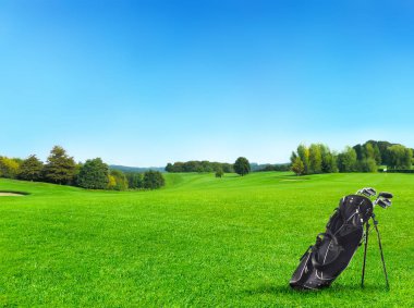 Golf çantası ile pastoral golf sahası 