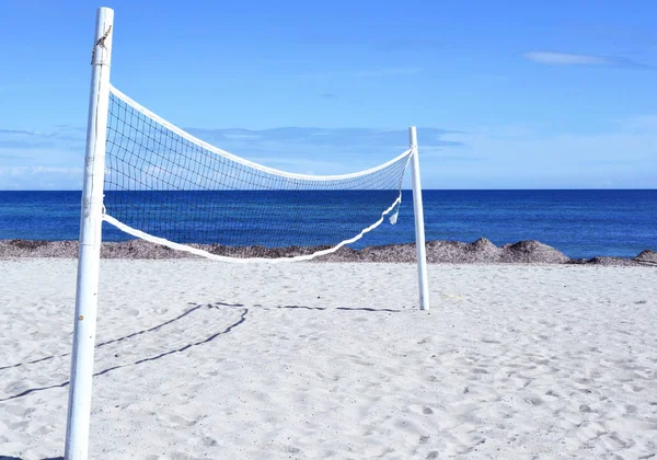 Rede de vôlei de praia na praia — Fotografia de Stock