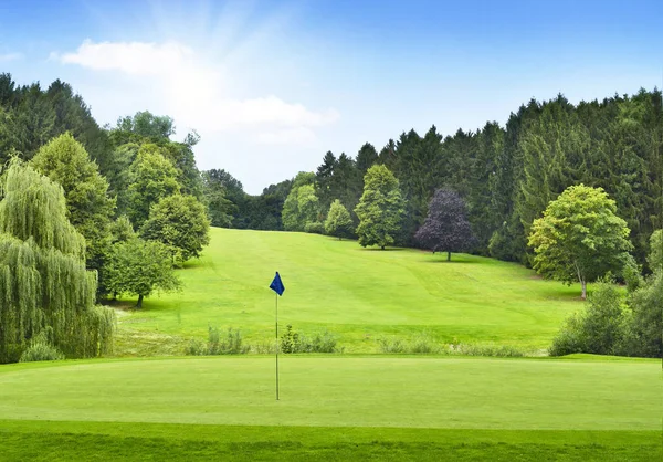 Idyllic golf course with golf flag — Stock Photo, Image