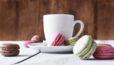 Krem ve kahve Kupası ile lezzetli renkli macarons