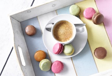 Krem ve kahve Kupası ile lezzetli renkli macarons