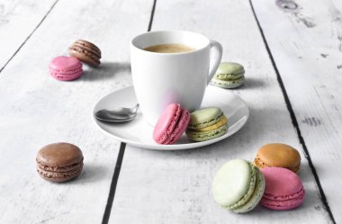 Krem ve kahve Kupası ile lezzetli renkli macarons
