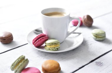 Krem ve kahve Kupası ile lezzetli renkli macarons