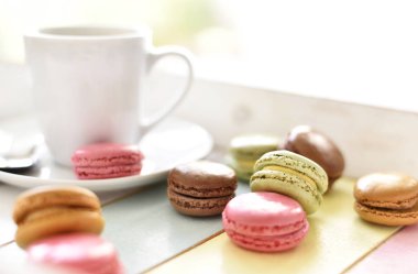 Krem ve kahve Kupası ile lezzetli renkli macarons