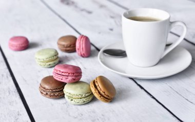Krema ile lezzetli renkli macaroons