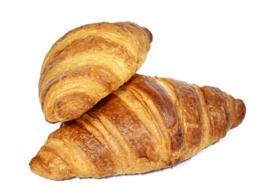 Beyaz arka plan üzerinde izole iki gevrek kruvasan