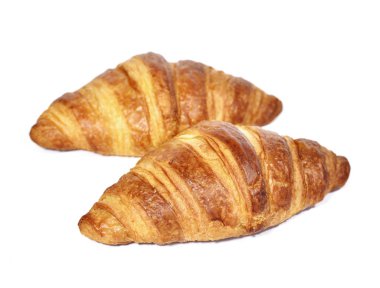 Beyaz arka plan üzerinde izole iki gevrek kruvasan