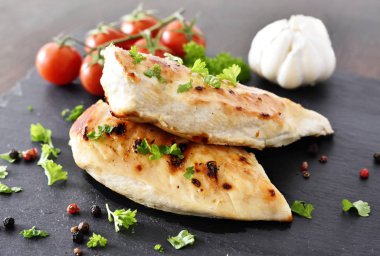 Kayrak bir plaka üzerinde ızgara tavuk göğsü