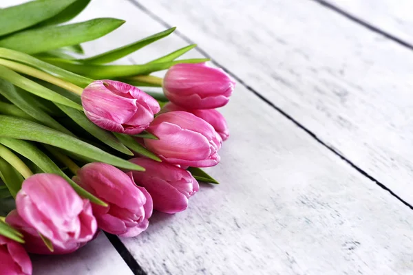 Bouquet de fleurs de tulipes roses sur une table blanche — Photo