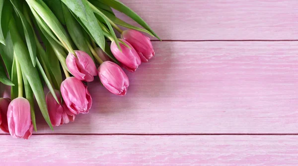 Bouquet de fleurs de tulipes roses sur une table en bois — Photo