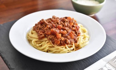 Beyaz tabakta spagetti bolonez. 