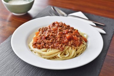 Beyaz tabakta spagetti bolonez. 