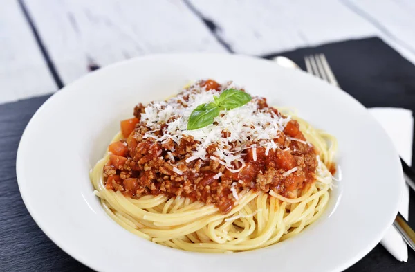 Beyaz tabakta spagetti bolonez. — Stok fotoğraf