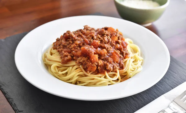 白い皿の上のスパゲッティボロネーゼ — ストック写真