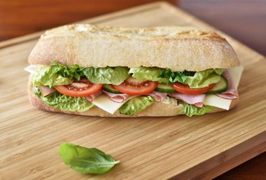Lezzetli ciabatta sandviç jambon, domates, taze salata ve salatalık ile 