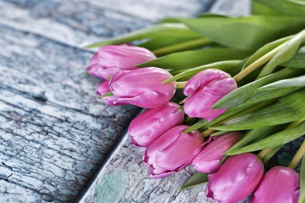 Bouquet de fleurs de tulipes roses sur une table blanche — Photo