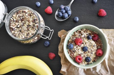Lezzetli mısır gevreği kahvaltı tabağı ve taze meyve ile