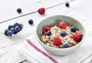 Lezzetli mısır gevreği kahvaltı tabağı ve taze meyve ile