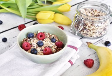 Lezzetli mısır gevreği kahvaltı tabağı ve taze meyve ile