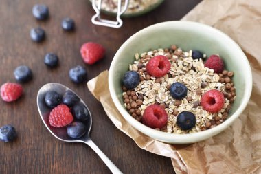 Lezzetli mısır gevreği kahvaltı tabağı ve taze meyve ile