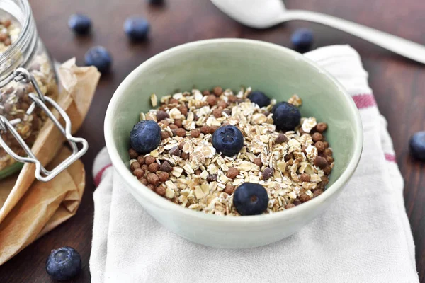 ボウルと新鮮な果物のおいしい穀物の朝食 — ストック写真