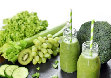 Yeşil yüzlü, taze sebze ile sağlıklı, organik içecekler