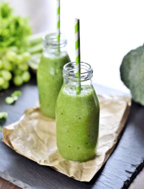 Yeşil yüzlü, taze sebze ile sağlıklı, organik içecekler