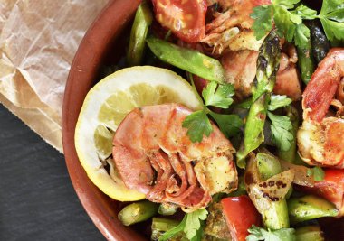 Taze jumbo karides ve yeşil kuşkonmaz, lezzetli yemek 