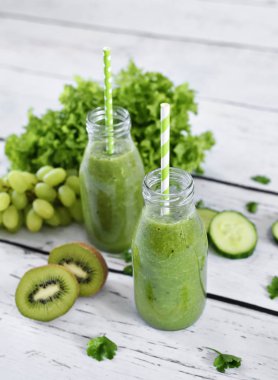 Yeşil yüzlü, sağlıklı, organik içecekler