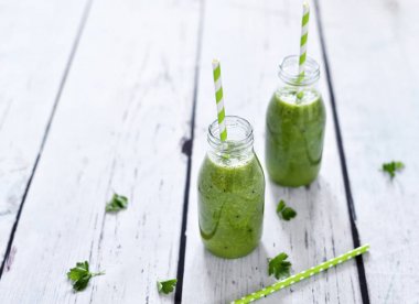 Yeşil yüzlü, sağlıklı, organik içecekler