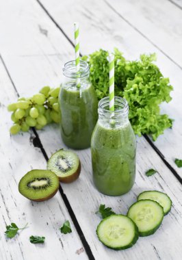 Yeşil yüzlü, sağlıklı, organik içecekler