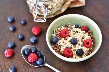 Kahvaltı kase taze berry meyve ile