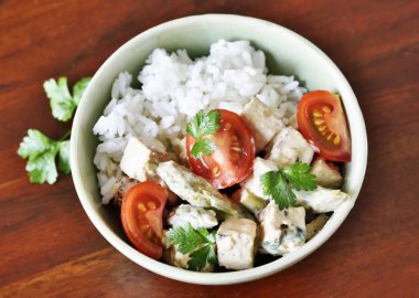 Taze domates ve yeşil kuşkonmaz ile lezzetli tofu yemek