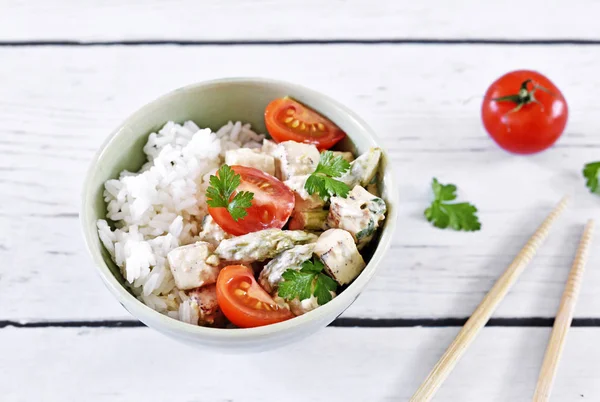 Prato de tofu delicioso com tomates frescos e espargos verdes — Fotografia de Stock