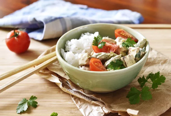 Taze domates ve yeşil kuşkonmaz ile lezzetli tofu yemek