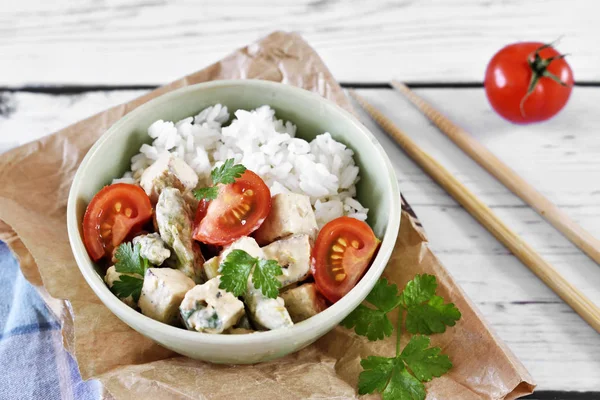 Delicioso plato de tofu con tomates frescos y espárragos verdes —  Fotos de Stock