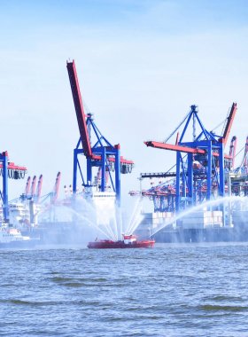 Liman Vinçleri ve itfaiye su çeşmeleri ile gemi