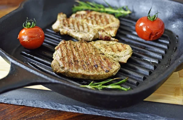 Poêle Repasser Avec Steaks Grillés Tomate Romarin Sur Une Table — Photo