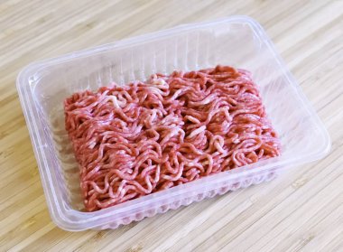 Çiğ kıyma veya sığır eti ambalajında. Taze et, madde yemek.