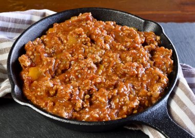 Bolognese sosu bir pişirme pan veya demir tavada. İtalyan mutfağı arka plan ile makarna sosu ve kayrak plaka.